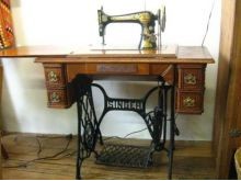 Original 1901 Singer Sewing Machine "Sphinx" w Cabinet and Original Accessories